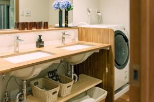 a bathroom with two sinks and a washing machine at 谷町君 星屋 神泉ノ宿 二条城 in Kyoto
