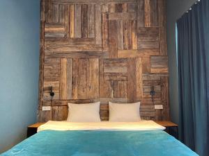 Llit o llits en una habitació de Hotel Misty Mountain