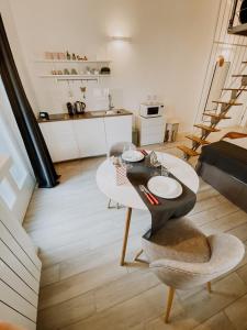 cocina y sala de estar con mesa y sillas en Casa Mysa - Apartment, en Costa di Mezzate
