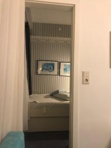 un espejo en una habitación con una cama en ella en Gästehaus am Deich en Juist