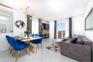 Posezení v ubytování BlueSky Deluxe Apartment Free parking