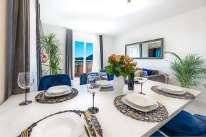 Posezení v ubytování BlueSky Deluxe Apartment Free parking