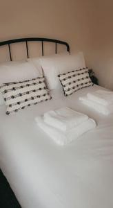 En eller flere senge i et værelse på Lovely 1 bedroom studio apartment - Merthyr Tydfil
