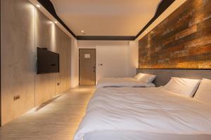 A bed or beds in a room at Sugar Island Inn