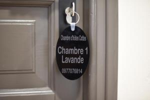 una etiqueta en una puerta con palabras en ella en Chambre d'hôtes Cottes en Callian