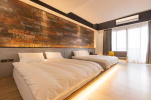 A bed or beds in a room at Sugar Island Inn