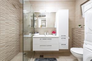 Koupelna v ubytování BlueSky Deluxe Apartment Free parking