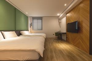 A bed or beds in a room at Sugar Island Inn