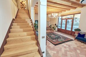 una escalera en una casa con techos de madera en Corte degli OstiNati en Variano