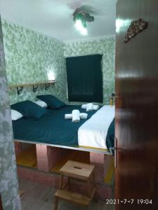 a bedroom with a bed with blue and white sheets at Alojamiento Gran Descanso in Villena