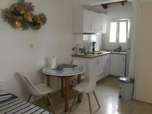 卡西奧皮的住宿－Corfu island apartment in KASSIOPI by seaside，一个带小桌子和椅子的小厨房