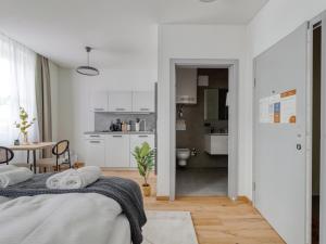 Łóżko lub łóżka w pokoju w obiekcie limehome Villach Gerbergasse