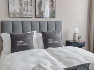 Łóżko lub łóżka w pokoju w obiekcie limehome Villach Gerbergasse