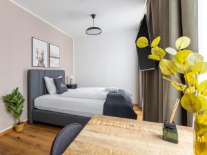 Łóżko lub łóżka w pokoju w obiekcie limehome Villach Gerbergasse