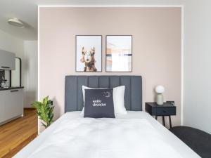 Łóżko lub łóżka w pokoju w obiekcie limehome Villach Gerbergasse