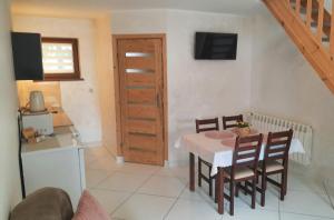 Kuchyňa alebo kuchynka v ubytovaní Apartamenty U Samków