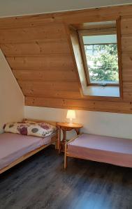 Posteľ alebo postele v izbe v ubytovaní Apartamenty U Samków