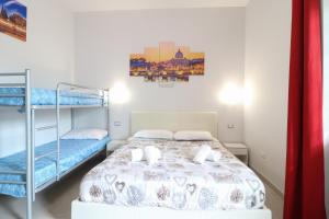 Virtus Prestige - Rooms & Apartments في روما: غرفة نوم مع سرير وسرير بطابقين