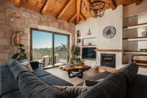 Neva Villa في مدينة زاكينثوس: غرفة معيشة مع أريكة ومدفأة