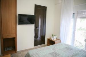 TV a/nebo společenská místnost v ubytování Hotel Karagianni