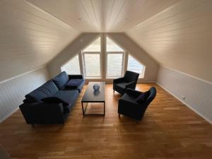 Sala de estar con 2 sofás y mesa en Lofoten Havfiske en Leknes