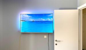 TV a/nebo společenská místnost v ubytování Privé-kamer centrum Oostende met eigen badkamer/wc