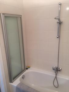 Koupelna v ubytování Privé-kamer centrum Oostende met eigen badkamer/wc