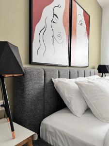 1 dormitorio con 1 cama con 2 cuadros en la pared en Hadar Rest & Relax en Kefar H̱ittim