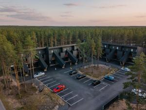 eine Luftansicht eines Gebäudes mit einem Parkplatz in der Unterkunft SkyVillas Apartments by Hiekka Booking in Kalajoki