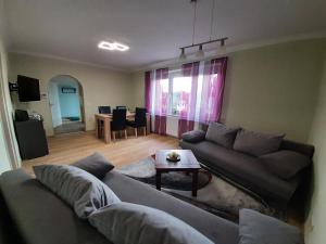 sala de estar con sofá y mesa en Gartenblick Trebbin, en Trebbin