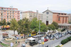 une ville avec des voitures garées dans un parking dans l'établissement The Corner 180 Suite, à Cosenza