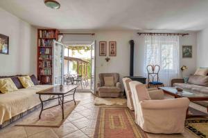 a living room with a couch and a table at Apartmani Olga in Petrovac na Moru