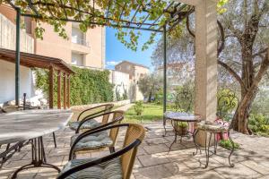 an outdoor patio with tables and chairs and a table at Apartmani Olga in Petrovac na Moru