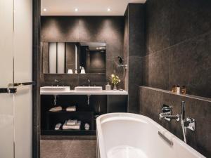 A bathroom at Balthazar Hôtel & Spa Rennes - MGallery Hotel Collection