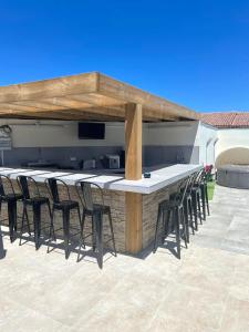 een bar met stoelen eromheen bij Villa de 3 chambres avec piscine privee jacuzzi et jardin clos a Porto Vecchio in Porto-Vecchio