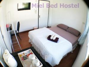 Ein Bett oder Betten in einem Zimmer der Unterkunft MIEL BED Hostel & Gallery