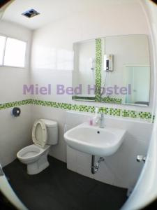 Ein Badezimmer in der Unterkunft MIEL BED Hostel & Gallery