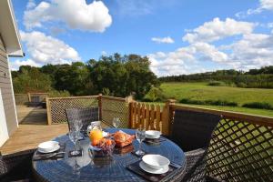 een tafel met een kom eten op een patio bij Campion Lodge in Chappel