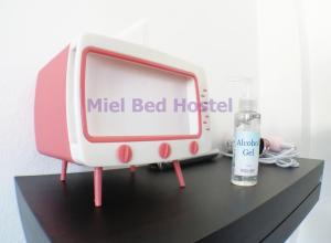 Ein Bett oder Betten in einem Zimmer der Unterkunft MIEL BED Hostel & Gallery