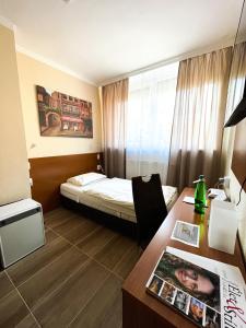 Posteľ alebo postele v izbe v ubytovaní Öreg-tó Hotel és Rendezvénytér + 37 fotografií
