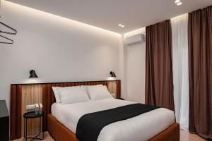 een slaapkamer met een groot bed in een kamer bij Acropolis White Key Residence in Athene