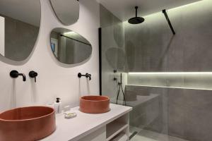 een badkamer met een wastafel en een douche bij Acropolis White Key Residence in Athene