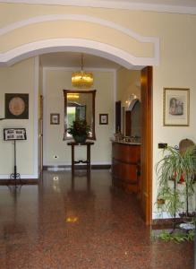 un pasillo vacío con una mesa y un espejo en Hotel Aquila, en Castelfranco Emilia