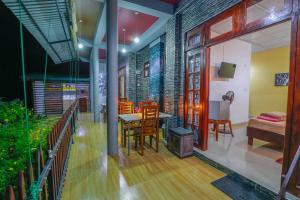 a living room with a table and chairs and a fireplace at Zircon Ella in Ella