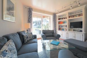 a living room with a couch and a table at Drutenhüs in Wenningstedt