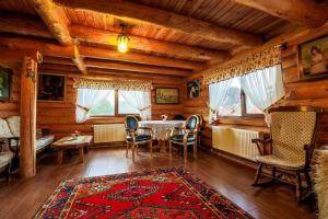 a dining room with a table and chairs in a cabin at Cabana Popasul Calaretului in Râşnov