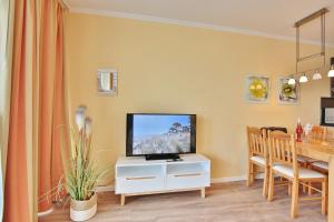 TV a/nebo společenská místnost v ubytování Berliner Hof Berliner Hof Appartement 313