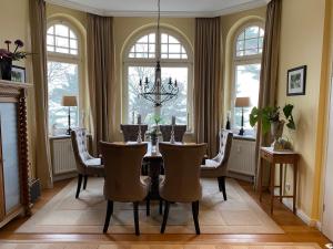 a dining room with a table and chairs at Villa Sirene Whg 12 Meerblick - 5 Sterne in Binz