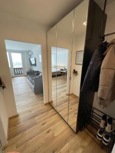 Habitación con armario con espejo y sala de estar. en Wolfgangsee Seeblickplatzl 119 en Strobl