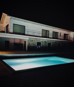 uma piscina vazia em frente a um edifício em Quinta do Cascalheiro em Leiria